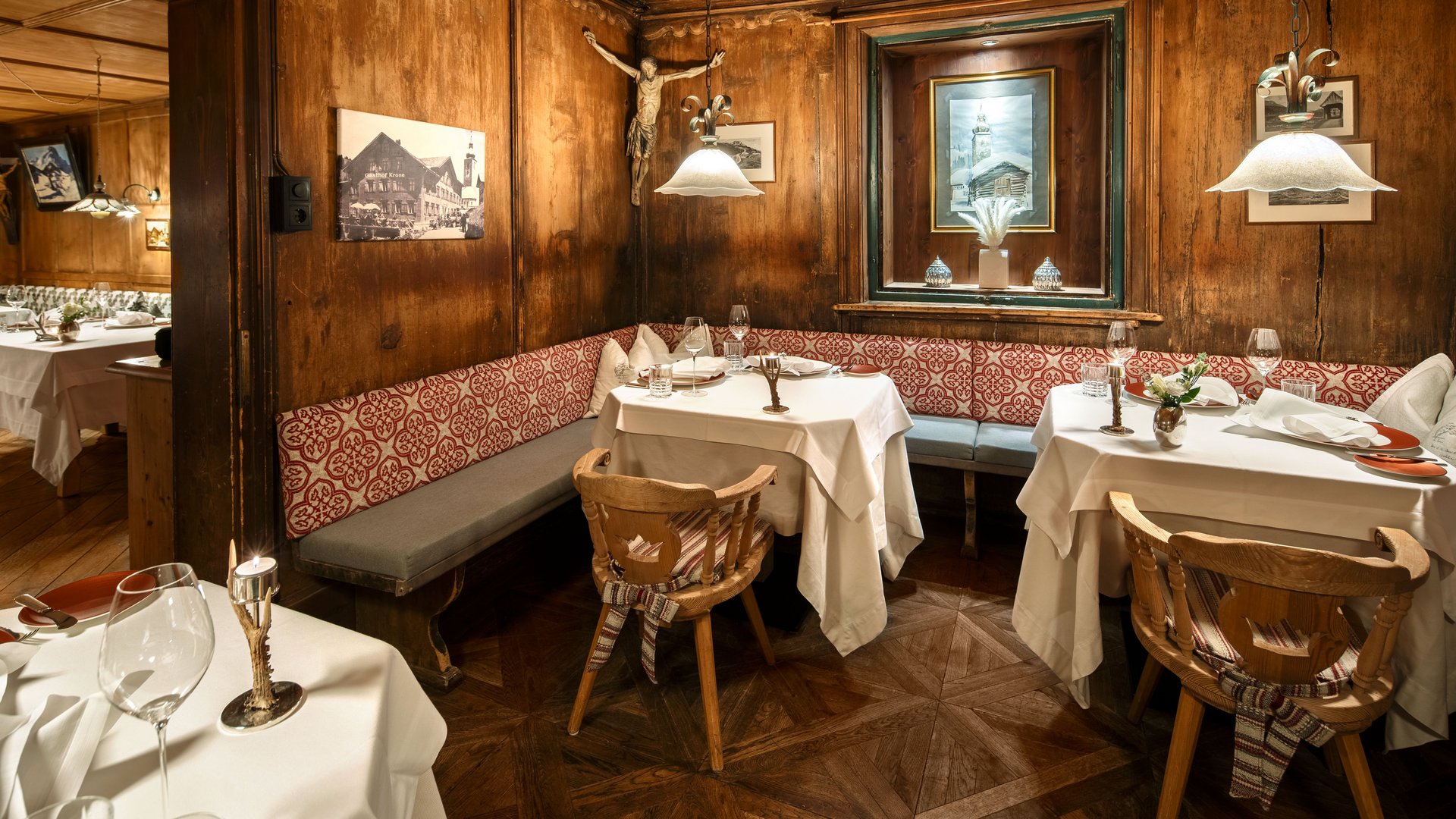 Tischgedeck mit feinem Geschirr und eleganter Tischdecke in einem Restaurantinneren
