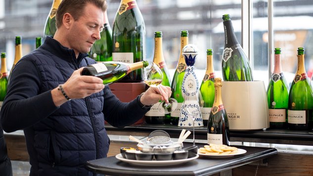 Champagner auf der Skihütte