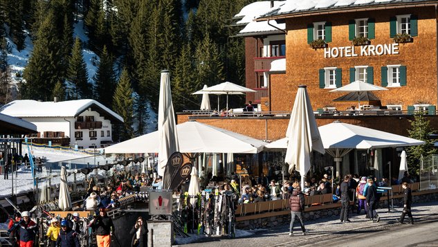 Apres-Ski Hütte mit Besuchern in Lech