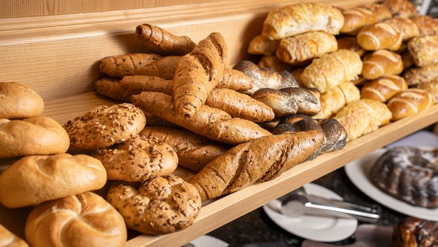 Frische Brötchen, Croissants und Gebäck am Frühstücksbuffet.