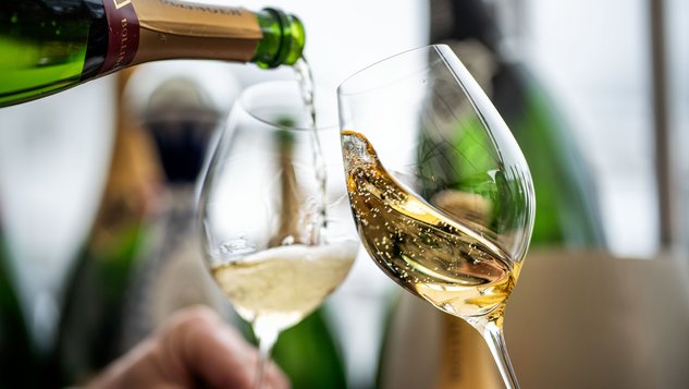 Champagner trinken auf der Skihütte am Arlberg.