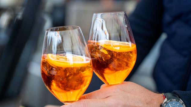2 Gläser Aperol auf der Skihütte