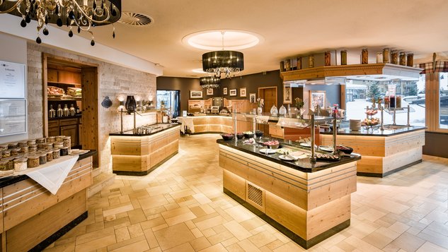 Frühstücksbuffet mit Käse, Aufstrichen, Gebäck und weiteren Speisen.
