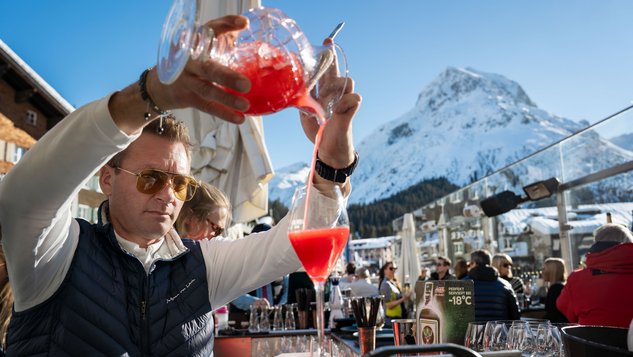 Getränke auf der Skihütte genießen.