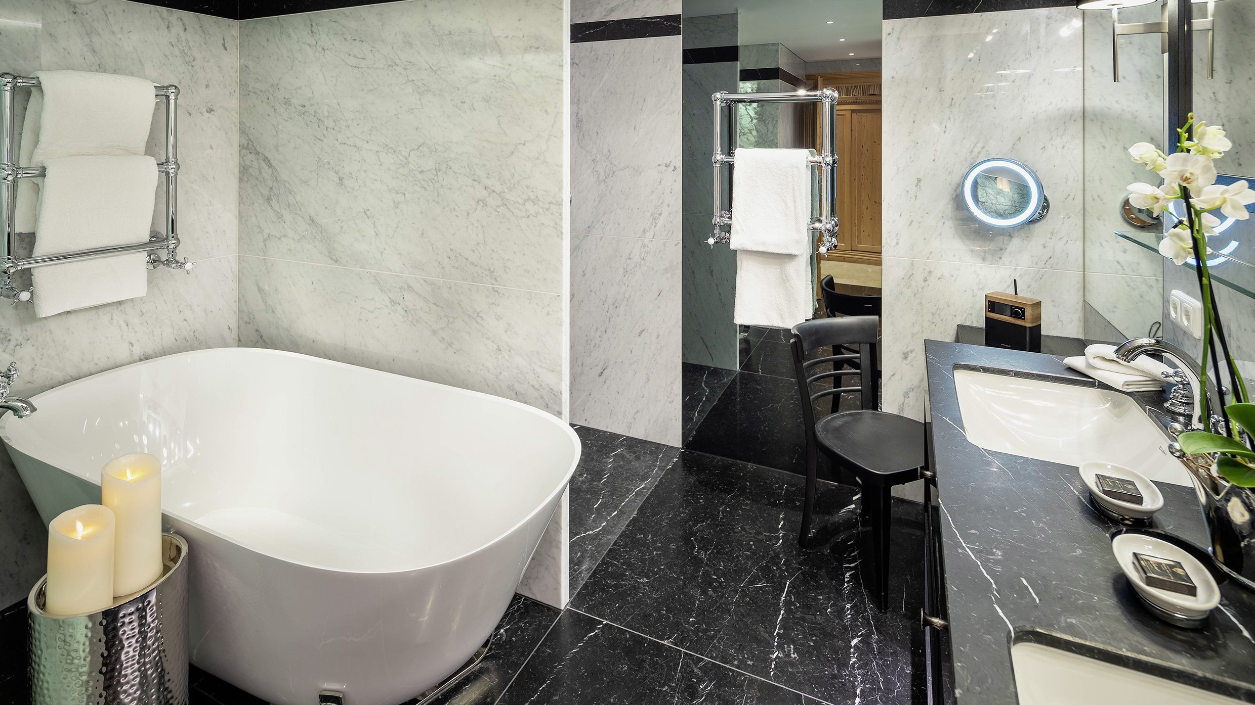 Luxuriöses Bad mit Marmor-Interieur Modernes Badezimmer mit freistehender Badewanne und Doppelwaschbecken aus Marmor