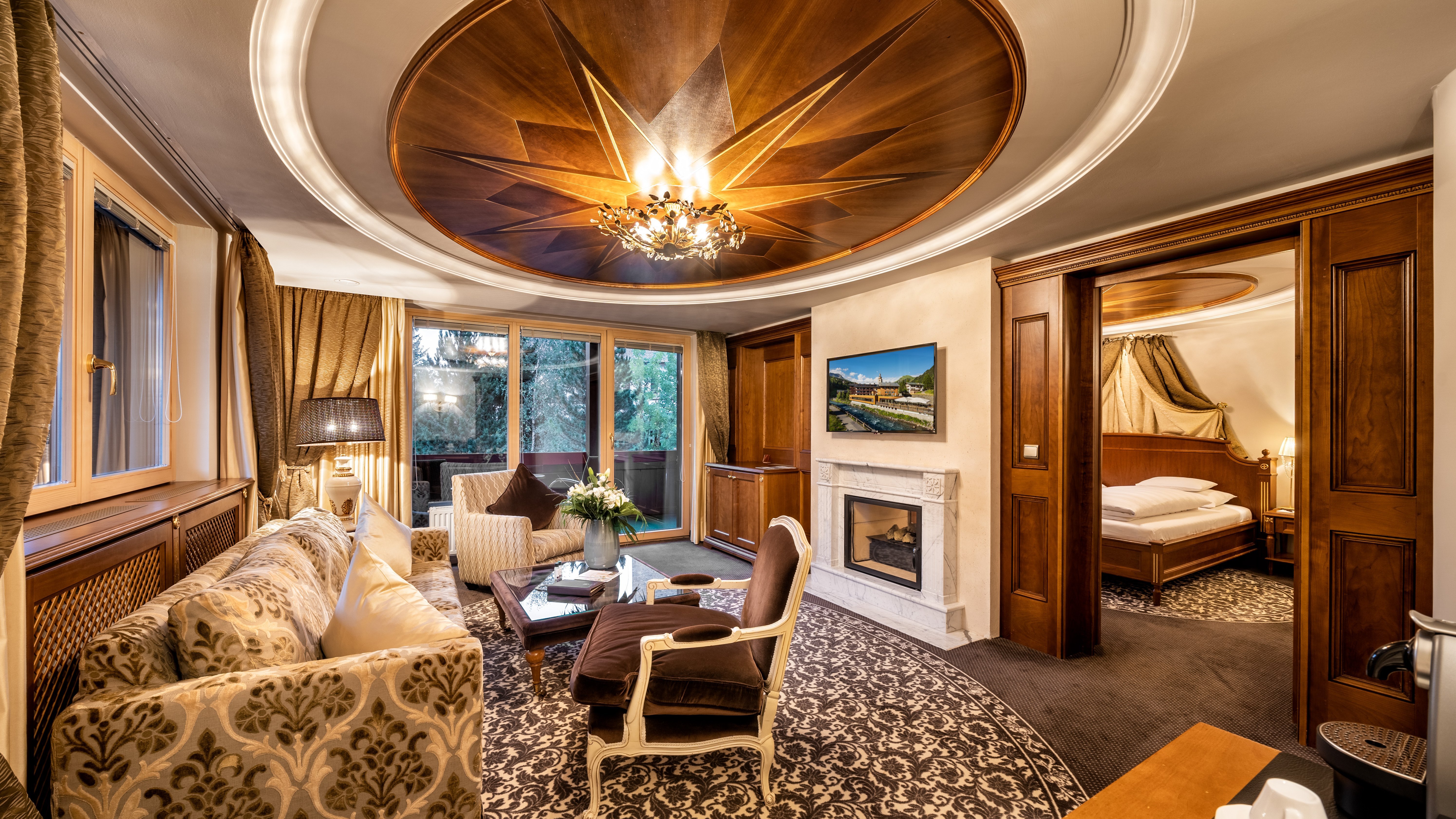 Romantik Suite Hotel Suite mit modernem Design, eleganter Einrichtung und Kamin im Wohnzimmerbereich.