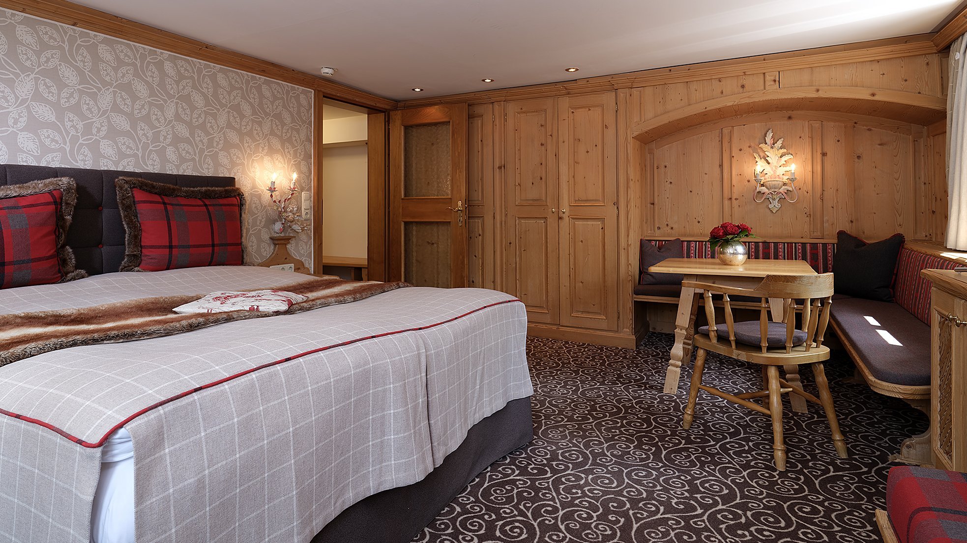 Doppelzimmer Ein geschmackvoll eingerichteter Raum mit Holzdekor und bequemen Möbeln für erholsame Nächte.