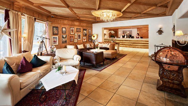 Elegante Lounge mit Sofas, Sesseln und klassischer Einrichtung.