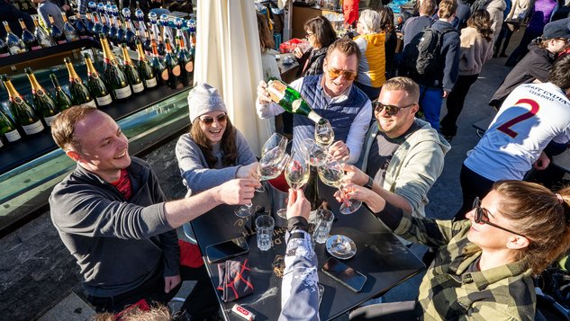 [Translate to English:] Apres-Ski mit den Freunden auf der Hütte.
