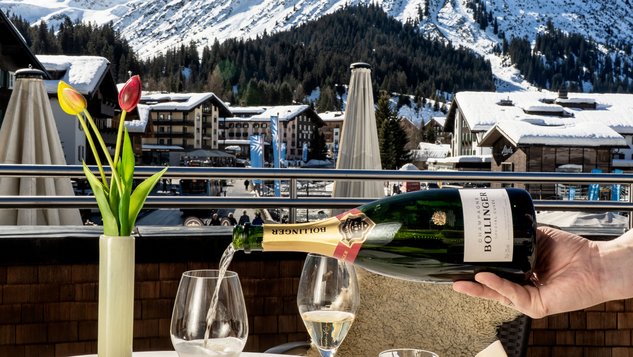 Champagner beim Apre-Ski in Lech.