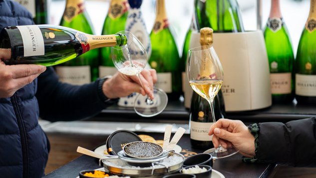 Ein Glas Champagner auf der Skihütte